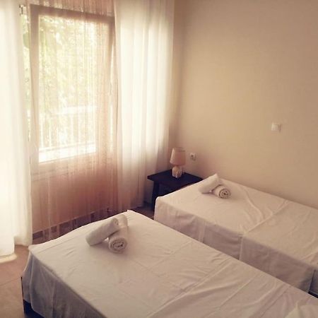 3 Room Apartment By The Beach - Free Parking Peraia  Exterior photo