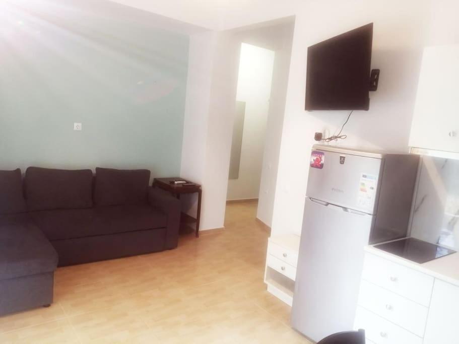 3 Room Apartment By The Beach - Free Parking Peraia  Exterior photo